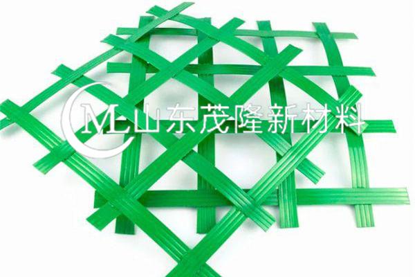 聚酯PET焊接土工格柵是什么？解析材料特性與應(yīng)用領(lǐng)域