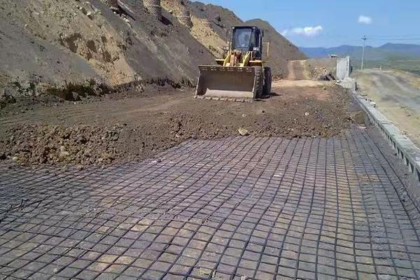 土工格柵在混凝土路面上具體的施工方法有哪些呢