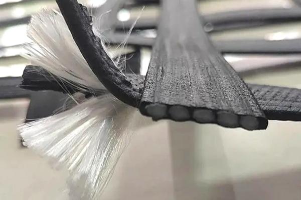 高韌性聚酯紗線集束土工格柵：如何助力公路路基加固和邊坡防護(hù)？